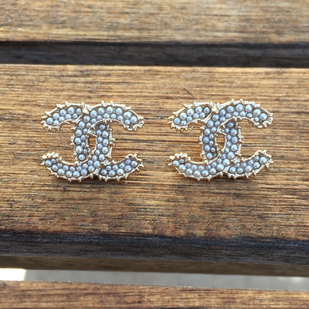 Gold & pave pearl Chanel CC stud earrings - Picture 3 of 6